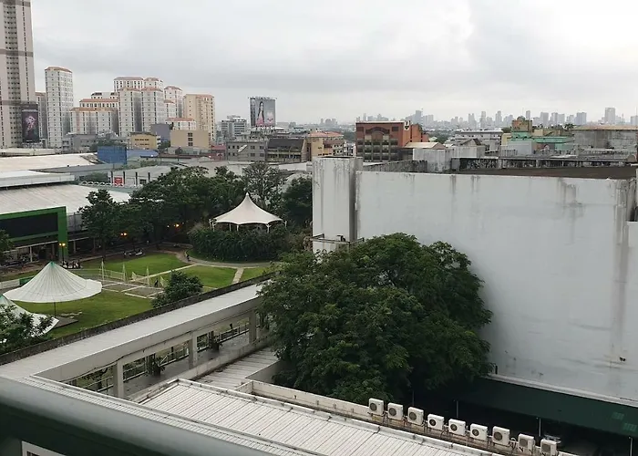 Mandaluyong 2 Bedroom W 2 Queen, 50hdtv Across Shangrila Mall Apartment Manila