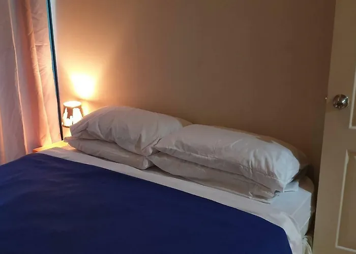 Apartment Mandaluyong 2 Bedroom W 2 Queen, 50hdtv Across Shangrila Mall