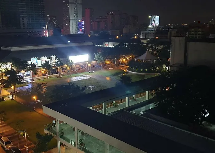 Mandaluyong 2 Bedroom W 2 Queen, 50hdtv Across Shangrila Mall *