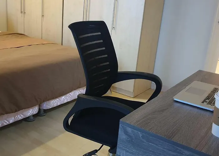 Mandaluyong 2 Bedroom W 2 Queen, 50hdtv Across Shangrila Mall Apartment *