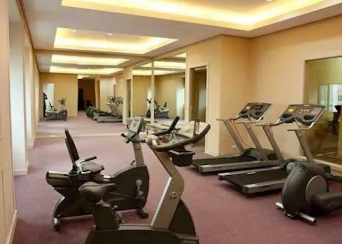 Mandaluyong 2 Bedroom W 2 Queen, 50hdtv Across Shangrila Mall Manila