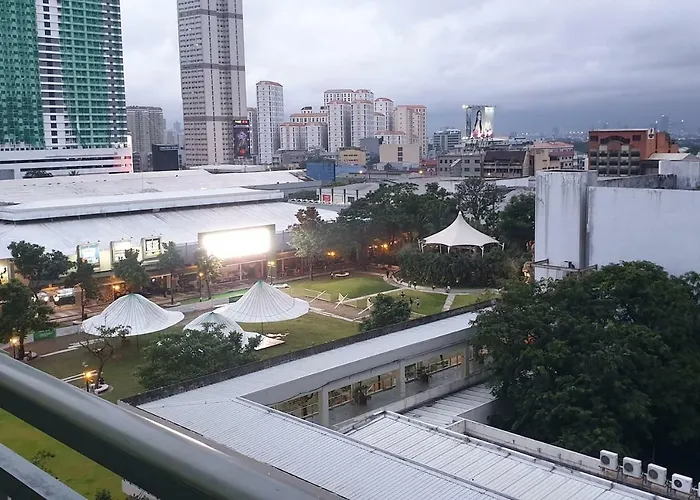 Mandaluyong 2 Bedroom W 2 Queen, 50hdtv Across Shangrila Mall Manila