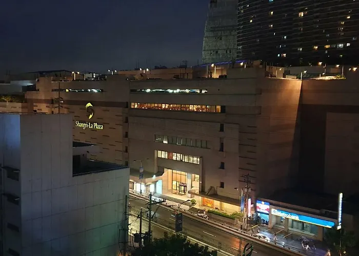 Mandaluyong 2 Bedroom W 2 Queen, 50hdtv Across Shangrila Mall Apartment *