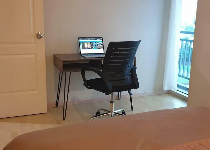 Mandaluyong 2 Bedroom W 2 Queen, 50hdtv Across Shangrila Mall Apartment