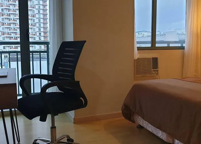 Mandaluyong 2 Bedroom W 2 Queen, 50hdtv Across Shangrila Mall Apartment