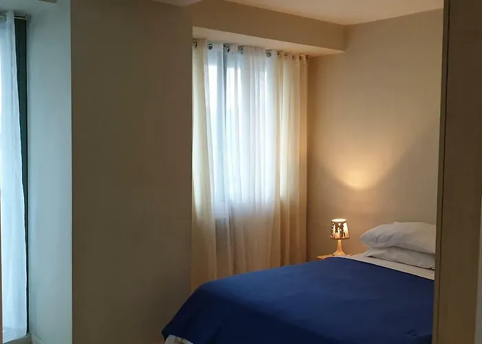 Mandaluyong 2 Bedroom W 2 Queen, 50hdtv Across Shangrila Mall Apartment *