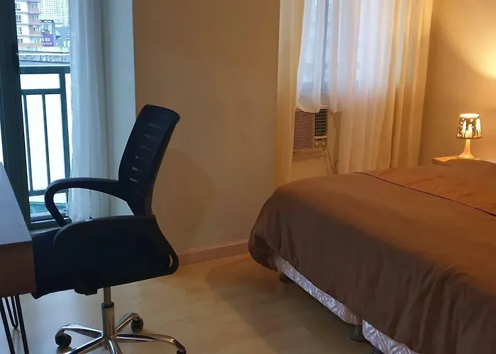 Mandaluyong 2 Bedroom W 2 Queen, 50hdtv Across Shangrila Mall Apartment Manila