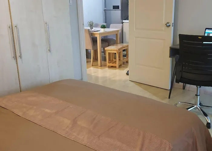 Mandaluyong 2 Bedroom W 2 Queen, 50hdtv Across Shangrila Mall